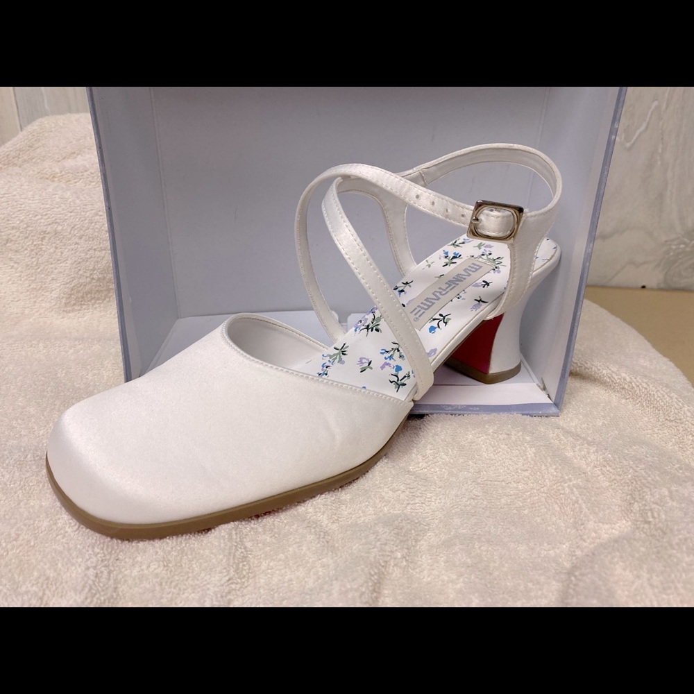 White satin formal/wedding shoes. Never worn 8.5.